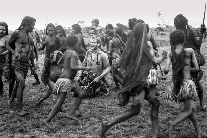 Michael Rockefeller dikelilingi warga suku  diPapua