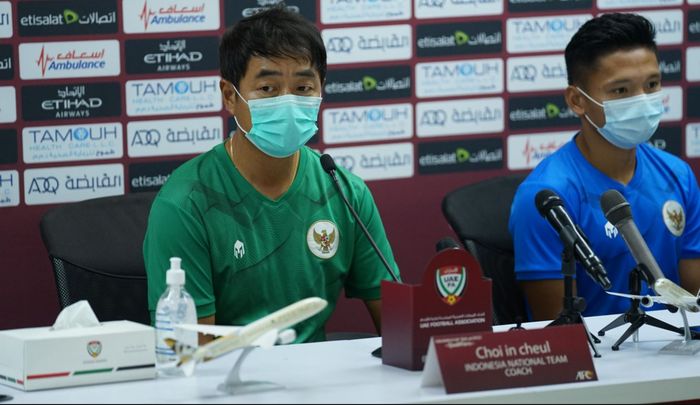 Asisten pelatih Timnas Indonesia, Choi In-cheol dalam konferensi pers jelang laga melawan Uni Emirat Arab di Stadion Zabeel, Dubai, Jumat (11/6/2021).
