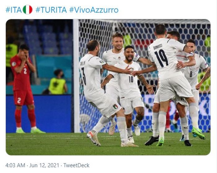 Pemain timnas Italia yang mengenakan seragam berwarna putih merayakan gol yang berhasil mereka cetak ke gawang timnas turki dalam laga matchday pertama Grup A EURO 2020.