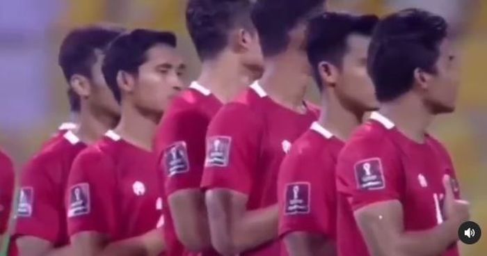 Ekspresi kebingungan para pemain timnas Indonesia ketika tahu panitia pelaksana laga kontra Uni Emirat Arab justru memutar lagu kebangsaan Malaysia, di Stadion Zabeel, Dubai, Jumat (11/6/2021).