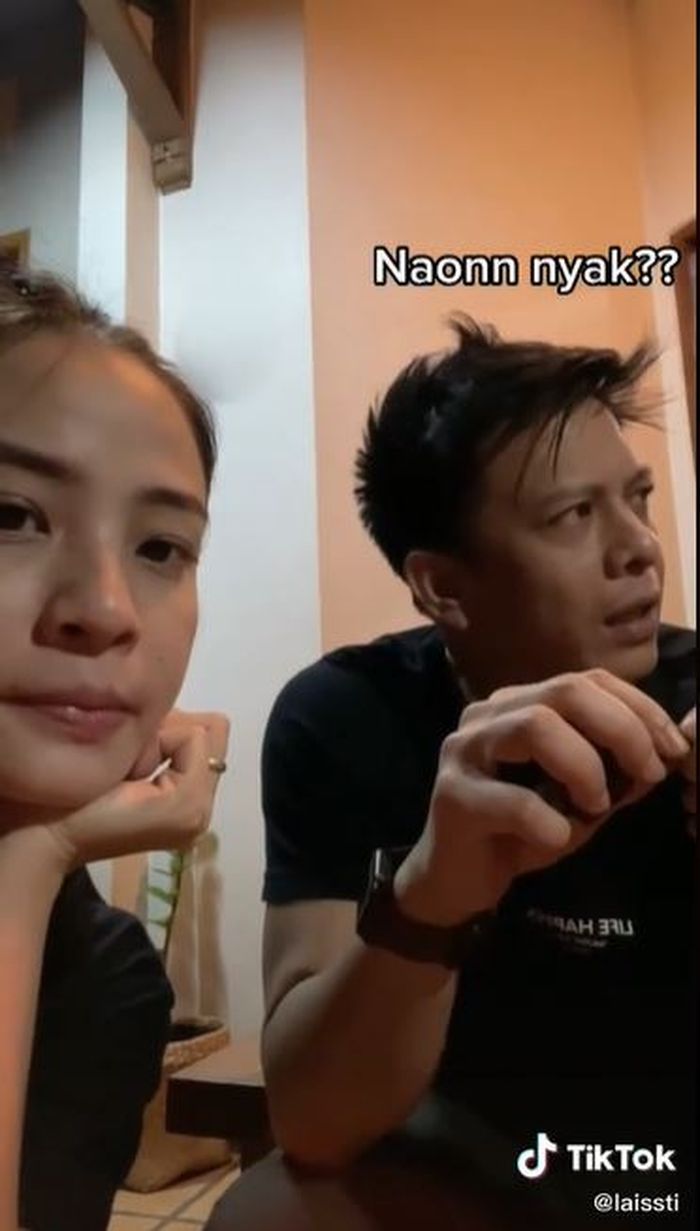 Tangkap layar video TikTok/@laissti__ Ariel Noah dan VJ Laissti main tebak-tebakan