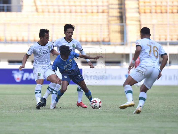 Para pemain Tira Persikabo menempel ketat pemain Persib Bandung dalam laga uji coba di Stadion Gelora Bandung Lautan Api, Sabtu (12/6/2021).