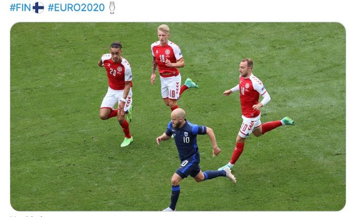 Para pemain Denmark mengejar penyerang Finlandia, Teemu Pukki (baju biru) saat kedua tim bersua pada laga Grup B Piala Eropa, Sabtu (12/6/2021) di Stadion Parken, Copenhagen, Denmark.