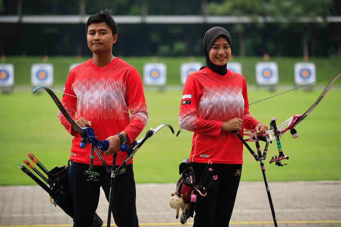 Atlet panahan Pelatnas Olimpiade 2021, Riau Ega Agatha Salsabilla dan Diananda Choirunnisa di Lapangan Panahan, Komplek Gelora Bung Karno, Jakarta.
