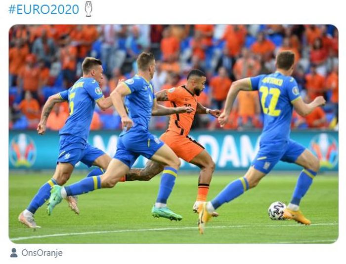 Momen striker timnas Belanda, Memphis Depay, dikejar tiga pemain timnas Ukraina.