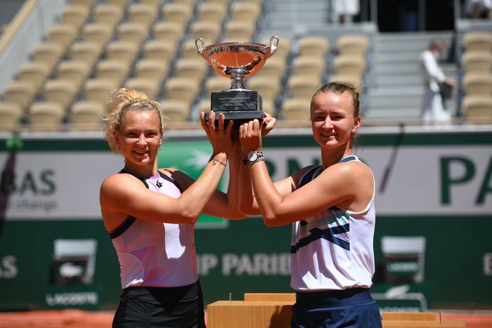 Pasangan ganda putri Republik Ceska, Barbora Krejcikova (kanan)/Katerina Siniakova, berpose dengan trofi yang mereka raih usai menjuarai French Open 2021.