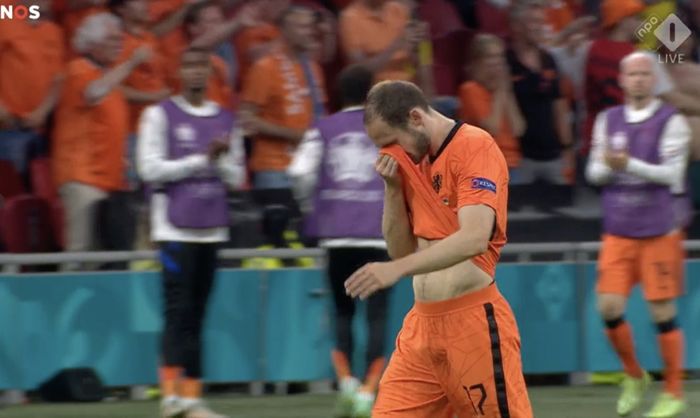 Momen Daley Blind meneteskan air mata ketika diganti dalam pertandingan Belanda vs Ukraina di laga perdana Grup C Euro 2020.