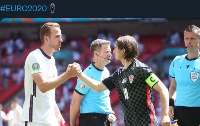Harry Kane bersalaman dengan Luka Modric dalam duel Inggris vs Kroasia pada laga Grup D Euro 2020 di Wembley, London, 13 Juni 2021.