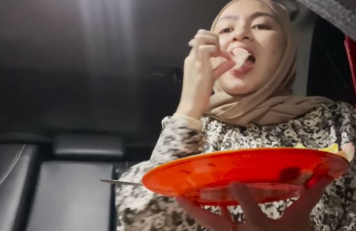 Nathalie Holscher hamil dan sedang lahap makan nasi gila  