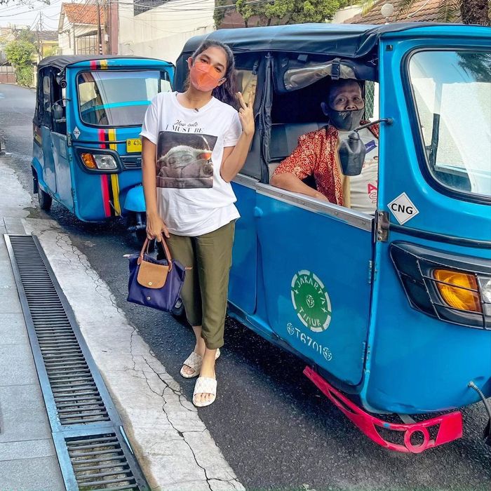 Tampilan sederhana Ussy Sulistiawaty saat hendak ke pasar naik bajaj