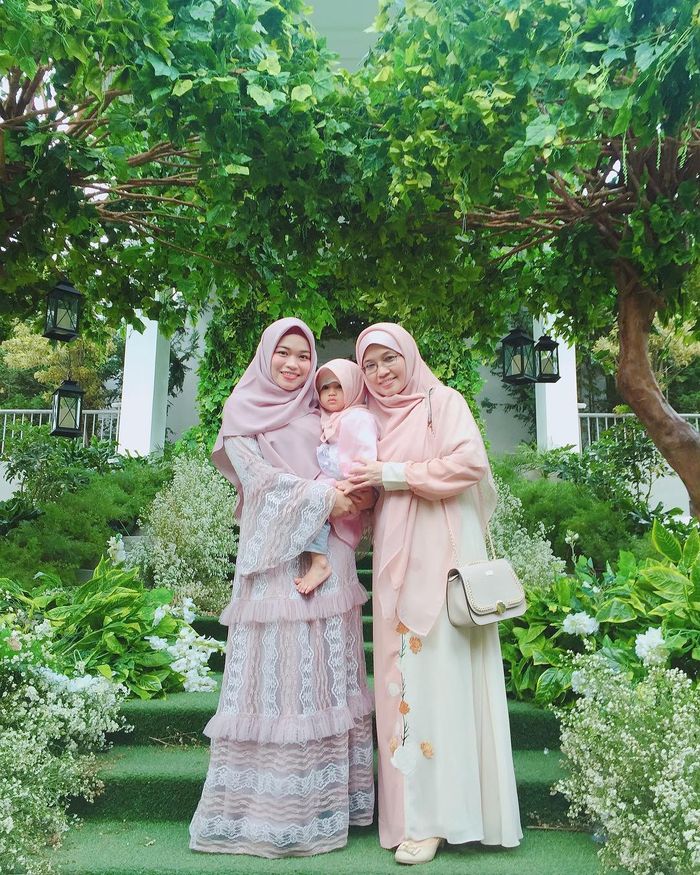 Potret kedekatan Ghaida Tsurayya dengan Teh Ninih yang sudah jarang terjadi. Putri sulung Aa Gym dituding membentak Teh Ninih di masjid.