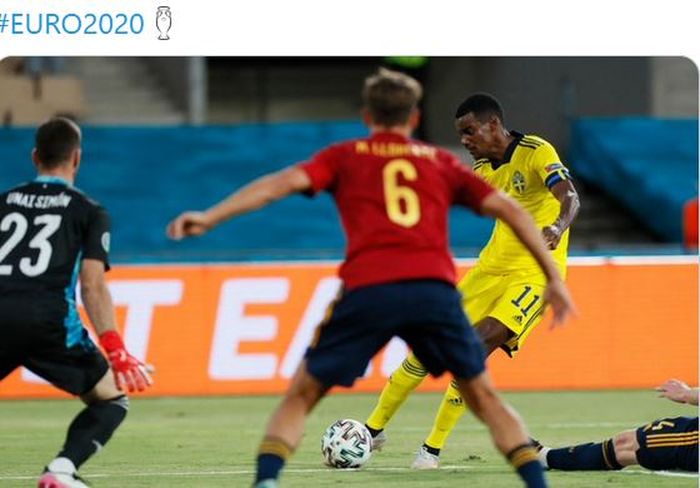 Striker timnas Swedia, Alexander Isak, melepaskan tendangan dalam laga Grup E EURO 2020 kontra timnas Spanyol di Stadion La Cartuja, Senin (14/6/2021).