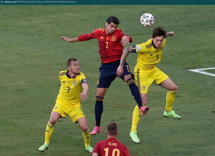 Momen duel udara antara Alvaro Morata dan Victor Lindelof dalam duel antara Spanyol dan Swedia pada laga perdana Grup E Euro 2020.