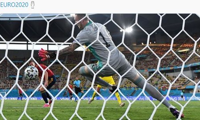 Kiper timnas Swedia, Robin Olsen, menepis sundulan penyerang timnas Spanyol, Dani Olmo, dalam laga Grup E EURO 2020 di Stadion La Cartuja, Senin (14/6/2021).