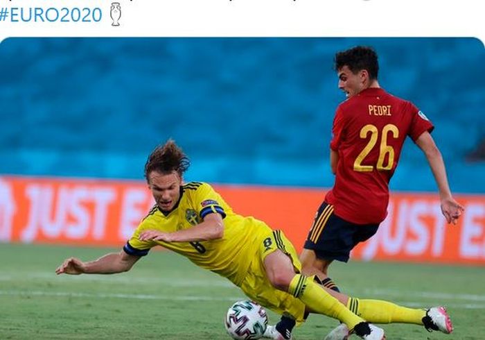 Gelandang timnas Spanyol, Pedri, beraksi dalam laga Grup E EURO 2020 kontra timnas Swedia di Stadion La Cartuja, Senin (14/6/2021).