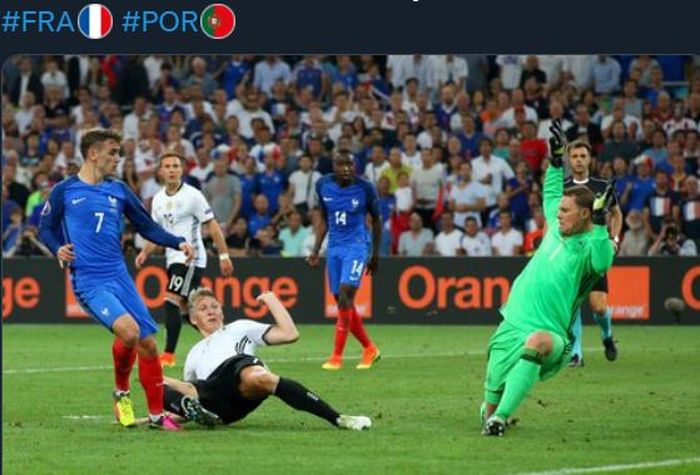 Momen Antoine Griezmann cetak gol timnas Prancis ke gawang timnas Jerman di semifinal Euro 2016.