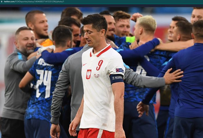 Polandia takluk 1-2 dari Slovakia pada laga pembuka Grup E Euro 2020 dan Robert Lewandowski gagal mencetak gol.