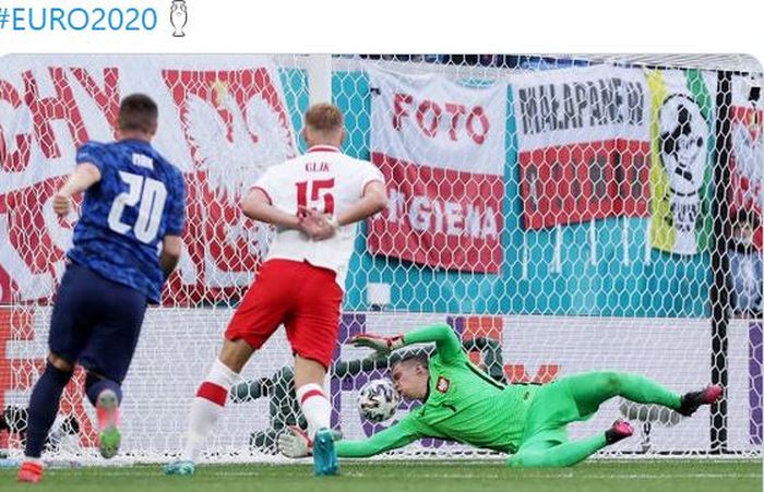 Kiper timnas Polandia, Wojciech Szczesny, mencetak gol bunuh diri dalam laga Grup E EURO 2020 kontra timnas Slovakia di Stadion Saint Petersburg, Senin (14/6/2021).