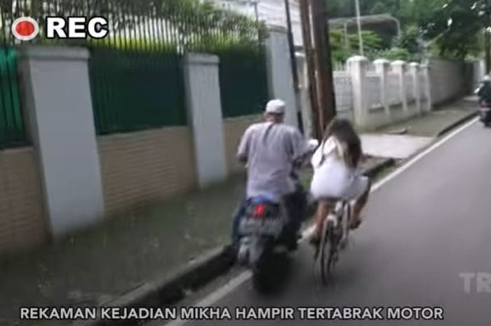 Mikhayla hampir tertabrak motor