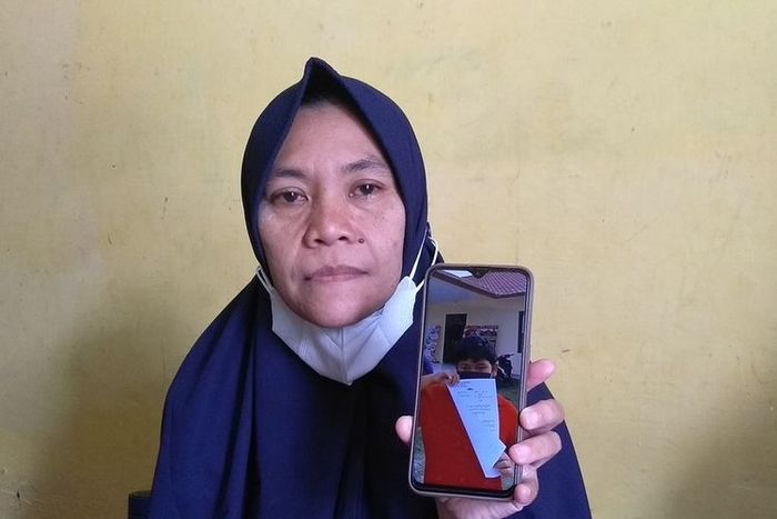 Lia Pratiwi menunjukkan potret putranya