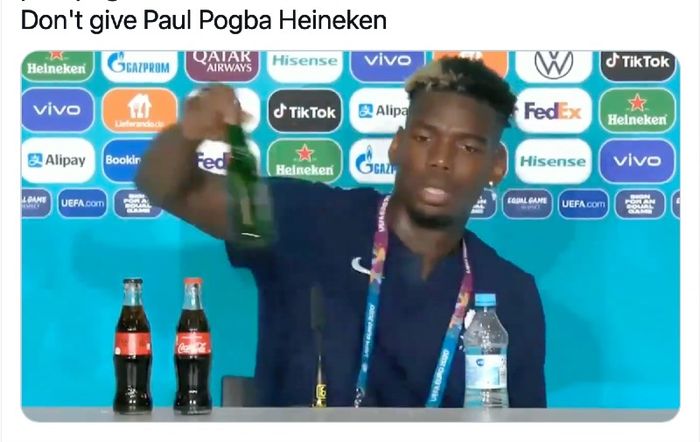 Pemain Prancis, Paul Pogba, memindahkan botol bir dari meja konferensi pers usai laga Piala Eropa 2020 kontra Jerman, Selasa (15/6/2021),