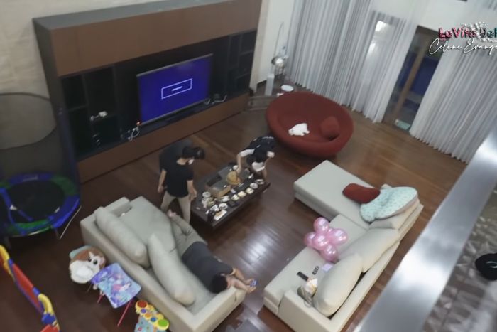 Ruang keluarga di rumah artis Celine Evangelista.