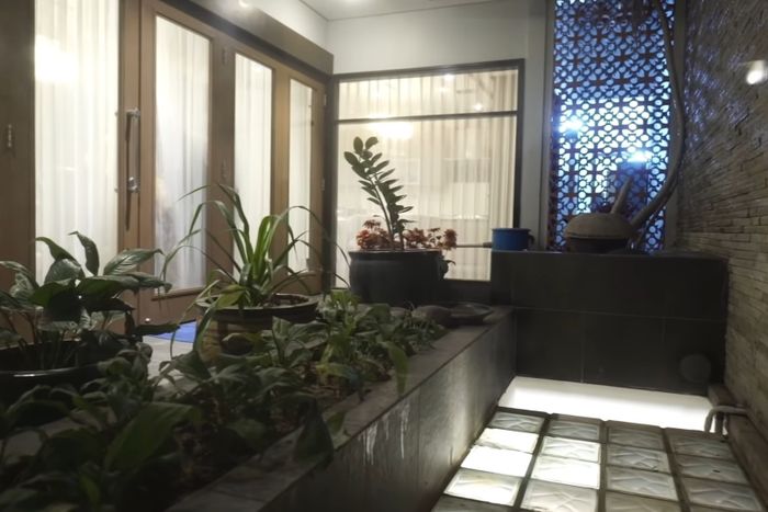 Taman di rumah artis Celine Evangelista.