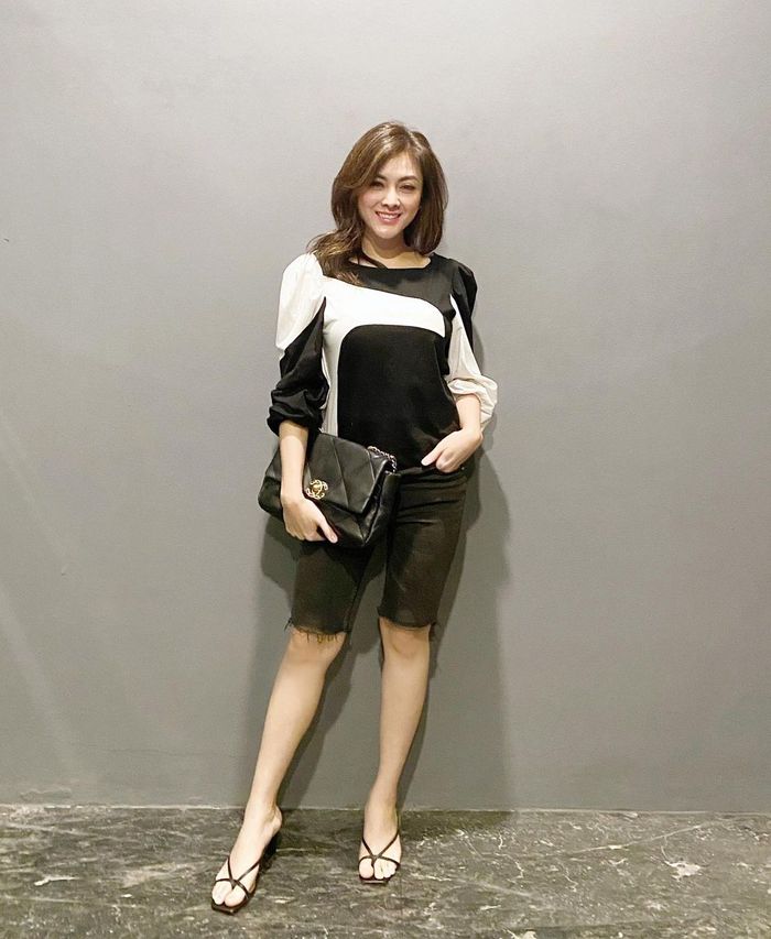 OOTD <a href='https://medan.tribunnews.com/tag/dhena-devanka' title='Dhena Devanka'>Dhena Devanka</a> yang modis dan memukau.
