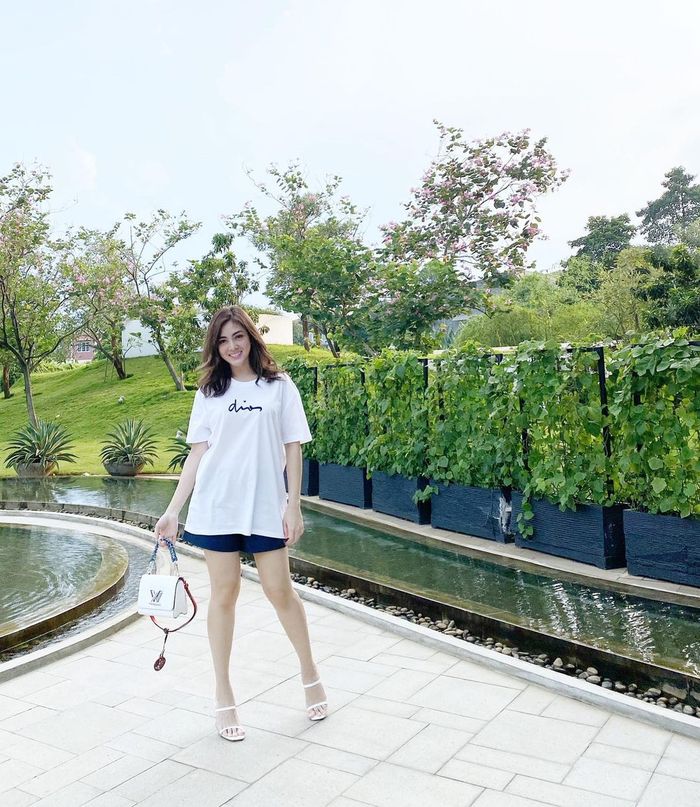 OOTD <a href='https://medan.tribunnews.com/tag/dhena-devanka' title='Dhena Devanka'>Dhena Devanka</a> yang modis dan memukau.