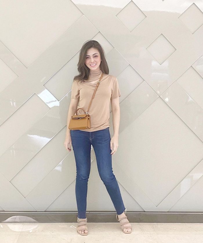 OOTD <a href='https://medan.tribunnews.com/tag/dhena-devanka' title='Dhena Devanka'>Dhena Devanka</a> yang modis dan memukau.