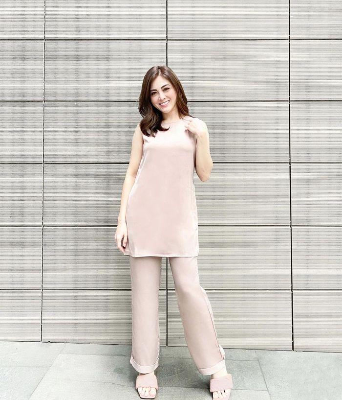OOTD <a href='https://medan.tribunnews.com/tag/dhena-devanka' title='Dhena Devanka'>Dhena Devanka</a> yang modis dan memukau.