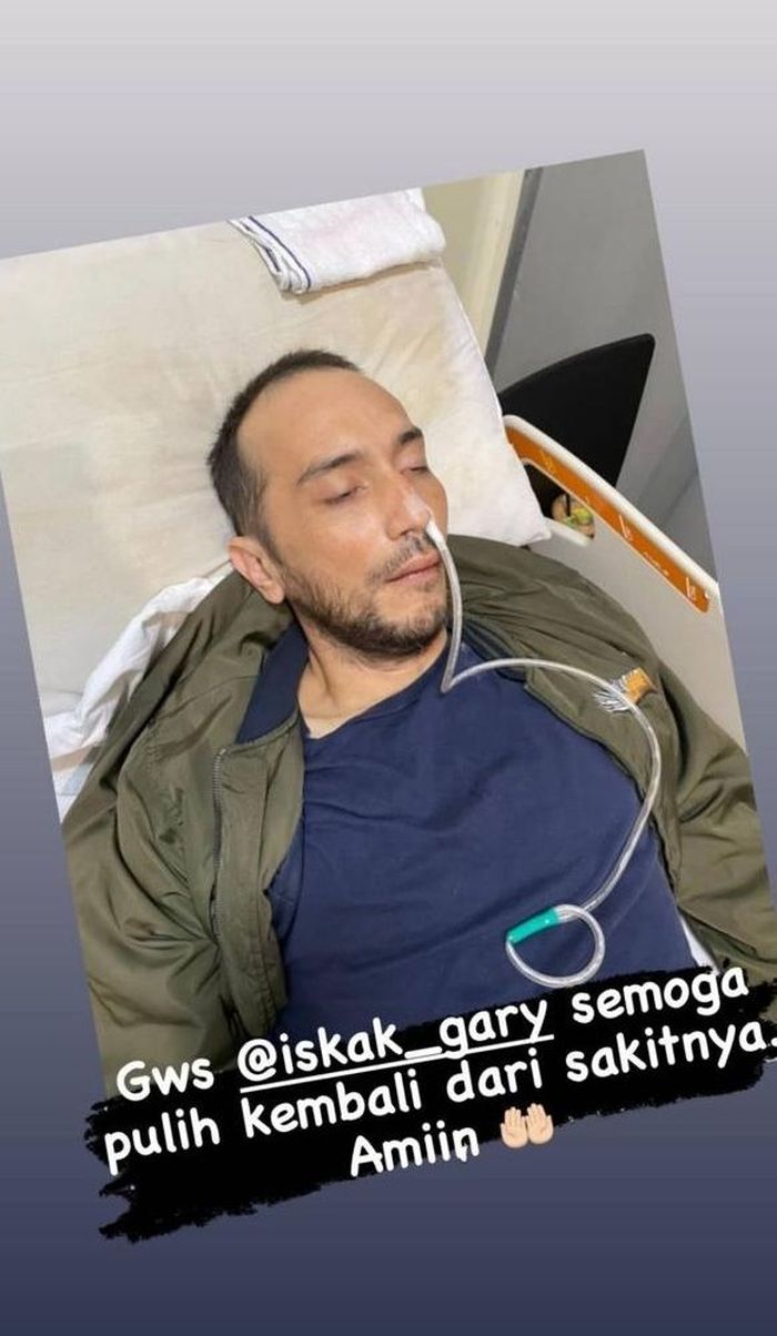 Foto terkini aktor Gary Iskak yang ogah hapus tato meski suah berhijrah bikin pasrah. Istrinya pun pasrah. 