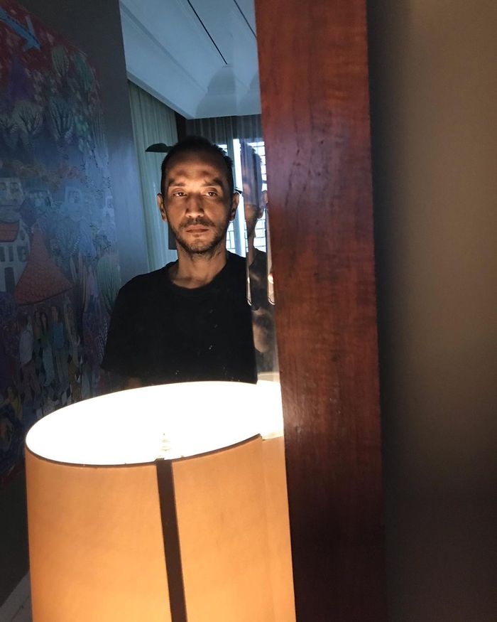 Foto terkini aktor Gary Iskak yang ogah hapus tato meski suah berhijrah bikin pasrah. Istrinya pun pasrah. 