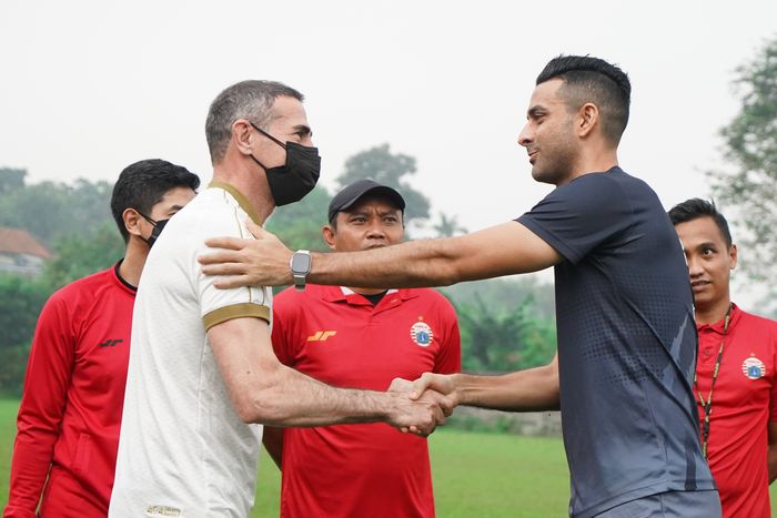 Otavio Dutra (kiri) sedang menyambut kedatangan pelatih baru Persija Jakarta, Angelo Alessio (kanan), yang baru saja perdana melatih skuad Macan Kemayoran secara langsung pada 18 Juni 2021.