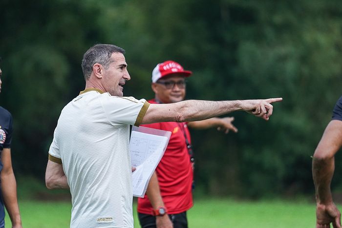Pelatih baru Persija Jakarta, Angelo Alessio, nampak sedang memberikan intruksi dalam latihan perdananya bersama skuad Macan Kemayoran pada 18 Juni 2021.