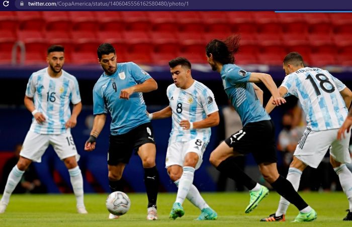 Aksi Luis Suarez dan Edinson Cavani saat melawan timnas Argentina pada ajang Copa America 2021.