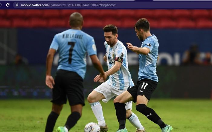 Lionel Messi menjadi pelayan dan membuat timnas Argentina mengungguli timnas Uruguay pada paruh pertama laga Copa America 2021.