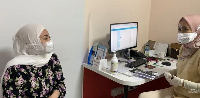 Nathalie Holscher mendapat nasihat dari dokter kandunganTangkap layar Youtube Sunah Official