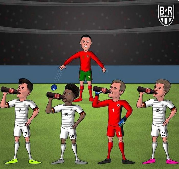   Megabintang timnas Portugal, Cristiano Ronaldo, menyaksikan empat pemain timnas Jerman, Kai Havertz, Serge Gnabry, Manuel Neuer, dan Thomas Mueller, meminum Coca-Cola dalam unggahan Bleacher Report.