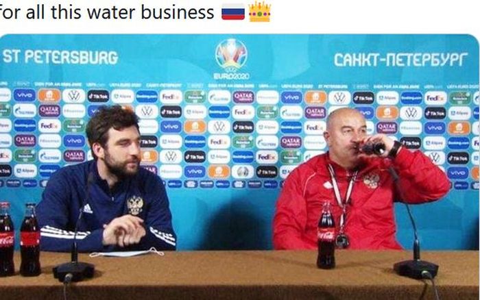 Pelatih timnas Rusia, Stanislav Cherchesov, meminum Coca-Cola pada sesi konferensi pers EURO 2020.