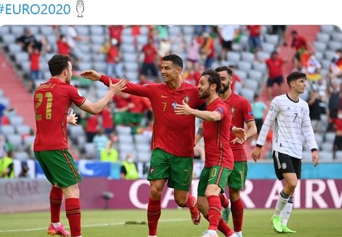 Para pemain timnas Portugal merayakan gol Cristiano Ronaldo ke gawang timnas Jerman dalam laga Grup F EURO 2020 di Stadion Football Arena, Sabtu (19/6/2021).