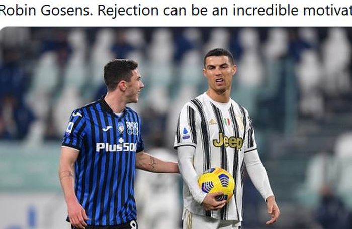 Bek kiri Atalanta, Robin Gosens, menyapa megabintang Juventus, Cristiano Ronaldo.