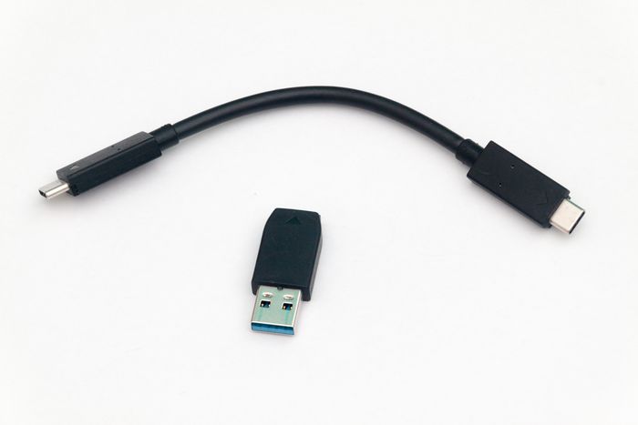 Konektor yang disertakan pada paket Western Digital My Passport SSD 1 TB; Kabel USB Type-C ke USB Type-C serta adaptor USB Type C ke USB Standard-A.