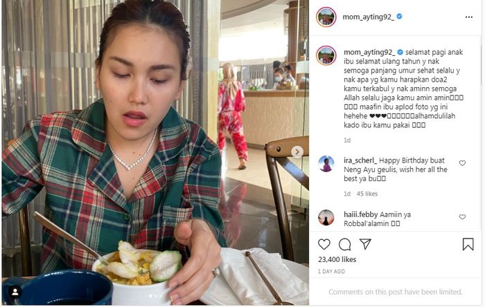 Ayu Ting Ting saat memakai kalung mirip kalung Nagita Slavina