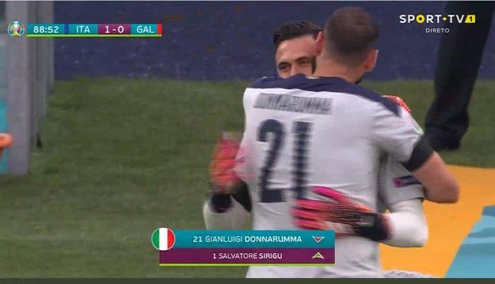 Roberto Mancini menggantikan kiper Gianluigi Donnarumma dengan Salvatore Sirigu pada laga Italia vs Wales di Grup A Euro 2020, 20 Juni 2021.