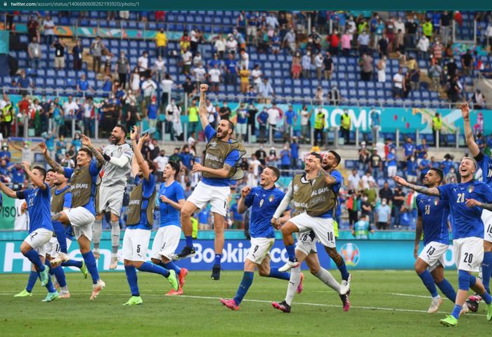 Para pemain timnas Italia memberikan salam dan penghormatan untuk pada pendukung setia di Stadion Olimpico pasca-laga melawan Wales.