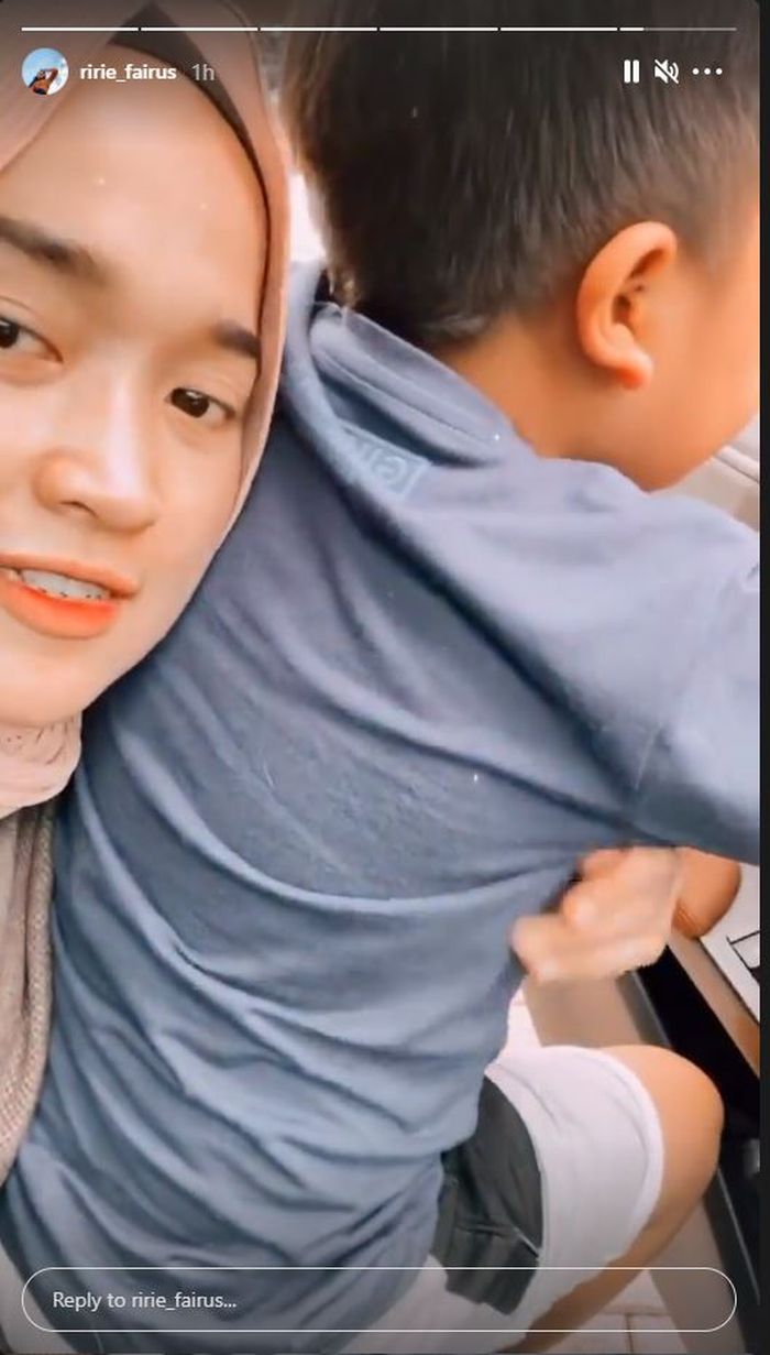 Ririe Fairus terlihat memeluk putra pertamanya sebelum pergi.