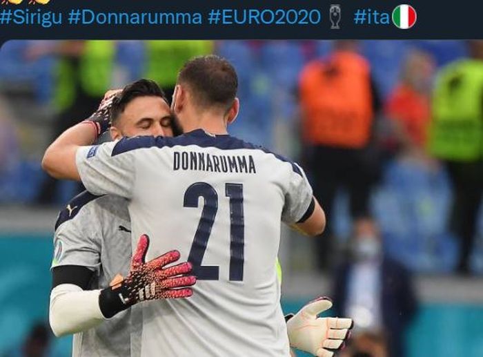 Gianluigi Donnarumma dan Salvatore Sirigu berpelukan dalam duel Italia vs Wales di Grup A Euro 2020.
