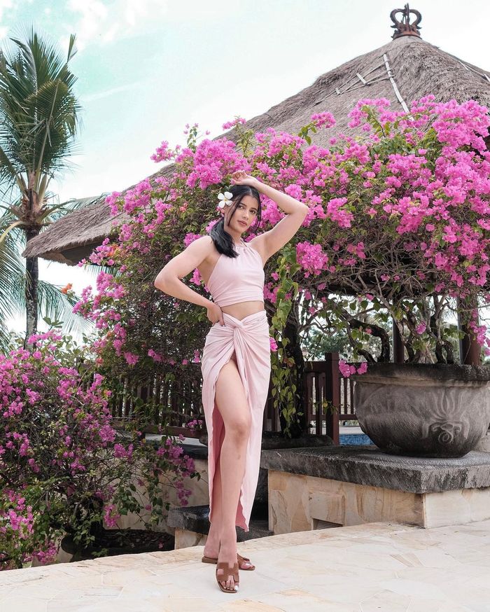 Gaya Modis <a href='https://manado.tribunnews.com/tag/sabrina-chairunnisa' title='Sabrina Chairunnisa'>Sabrina Chairunnisa</a> selama di Bali.