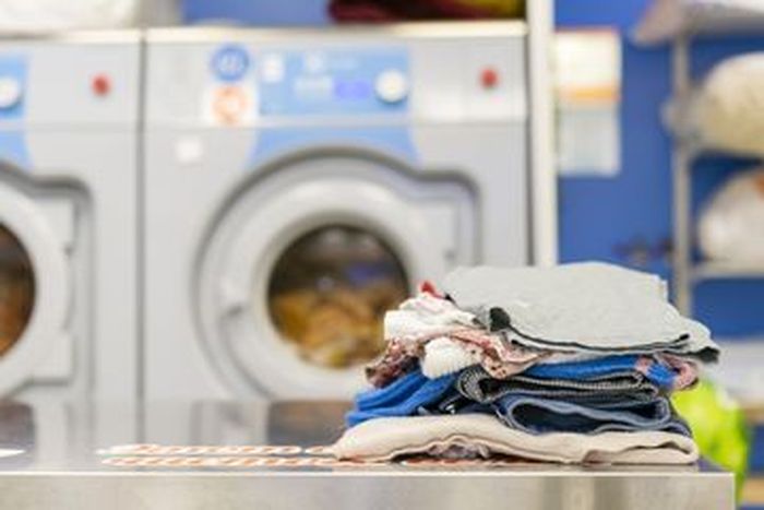 Coba tambahkan tisu basah pada mesin cuci sebelum mencuci baju dan lihat hasilnya
